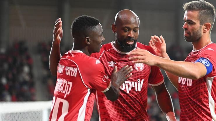 קנגאווה עם גריטה. מי צריך ישראלים? (צילום: הרצל יוסף) ויטור, גריטה וקאנגווה