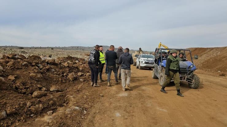 דחפורים ופועלים בגבול סוריה