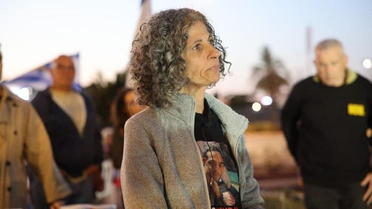 ויקי כהן, אימו של החייל החטוף נמרוד כהן, במחאת חטופים בצומת פארק המדע ברחובות