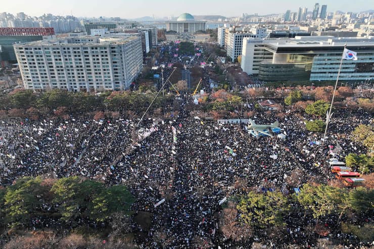 הפגנות בדרום קוריאה בזמן שהפרלמנט אישר את הדחת יון סוק יאול, הנשיא שהכריז על משטר צבאי