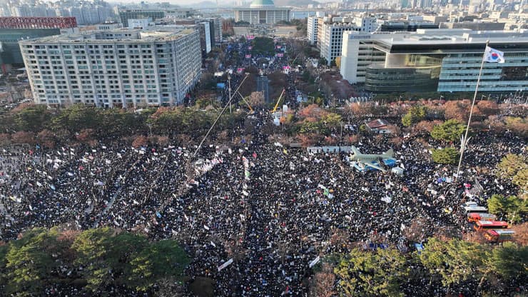 הפגנות בדרום קוריאה בזמן שהפרלמנט אישר את הדחת יון סוק יאול, הנשיא שהכריז על משטר צבאי