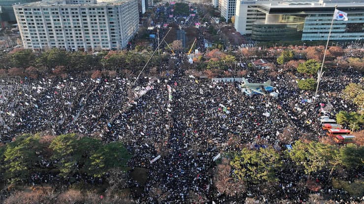 הפגנות בדרום קוריאה בזמן שהפרלמנט אישר את הדחת יון סוק יאול, הנשיא שהכריז על משטר צבאי