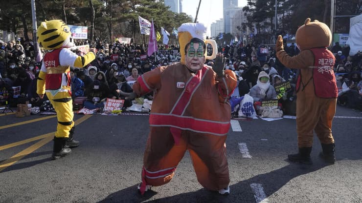 הפגנות בדרום קוריאה בזמן שהפרלמנט אישר את הדחת יון סוק יאול, הנשיא שהכריז על משטר צבאי