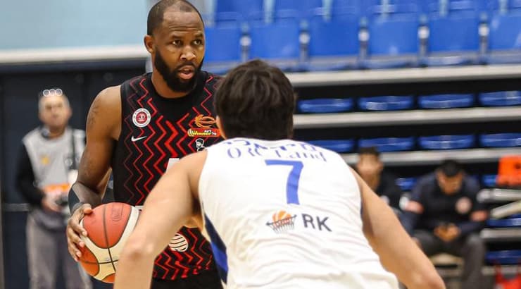 כריס ג'ונסון מול אלון מיכאלי