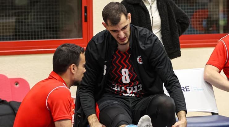 נועם דוברת מקבל טיפול