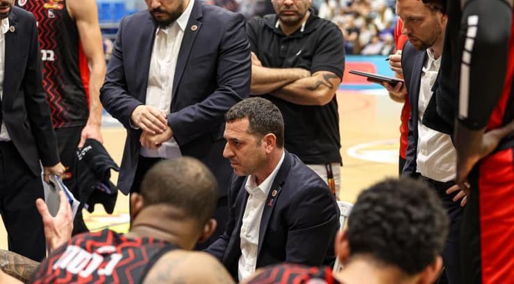 יונתן אלון מתדרך את השחקנים