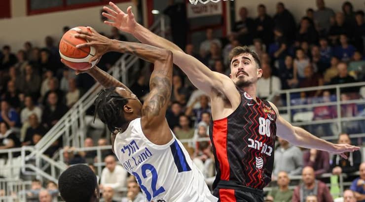 ג'וש הולי בפעולה