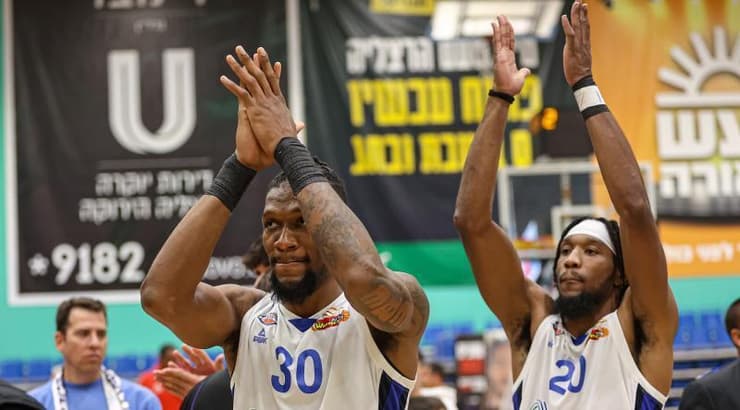 שחקני הרצליה חוגגים