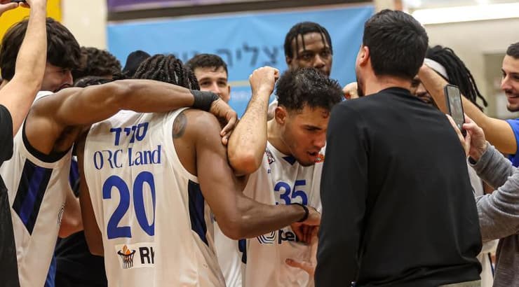 שחקני הרצליה חוגגים