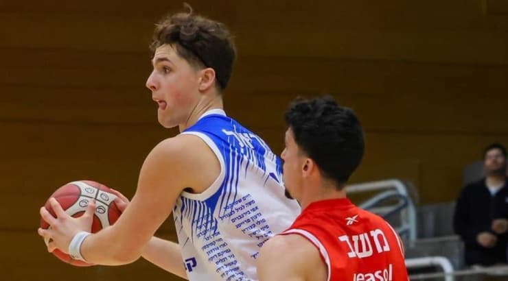 ניב משגב חוסם את רועי הובר