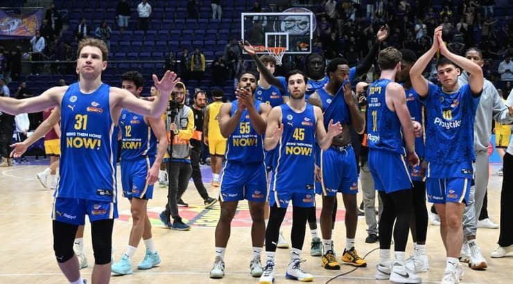 שחקני מכבי תל אביב חוגגים (ראובן שוורץ) שחקני מכבי תל אביב חוגגים