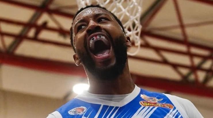 אייזיה מיילס חוגג