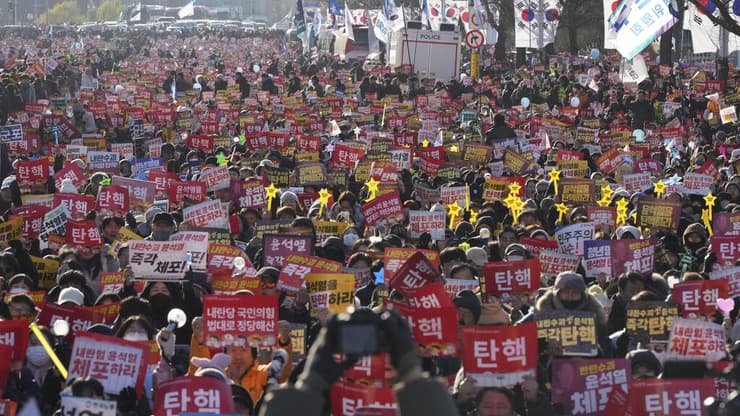 הפגנות בדרום קוריאה בזמן שהפרלמנט אישר את הדחת יון סוק יאול, הנשיא שהכריז על משטר צבאי