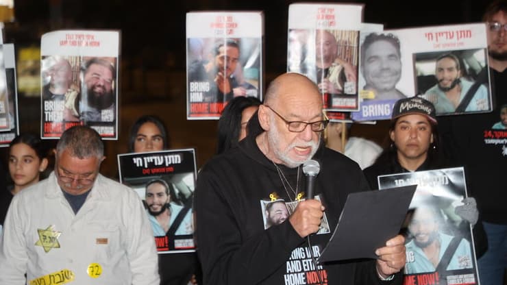 "בלתי נתפס ששיקולים פוליטיים מונעים ממני לקבל בחזרה את הבנים שלי". איציק הורן (צילום: יריב כץ) הצהרת משפחות החטופים בשער בגין, תל אביב