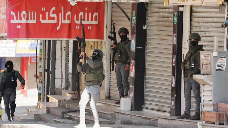 חילופי אש בין מנגנוני הביטחון למחבלים באיו"ש