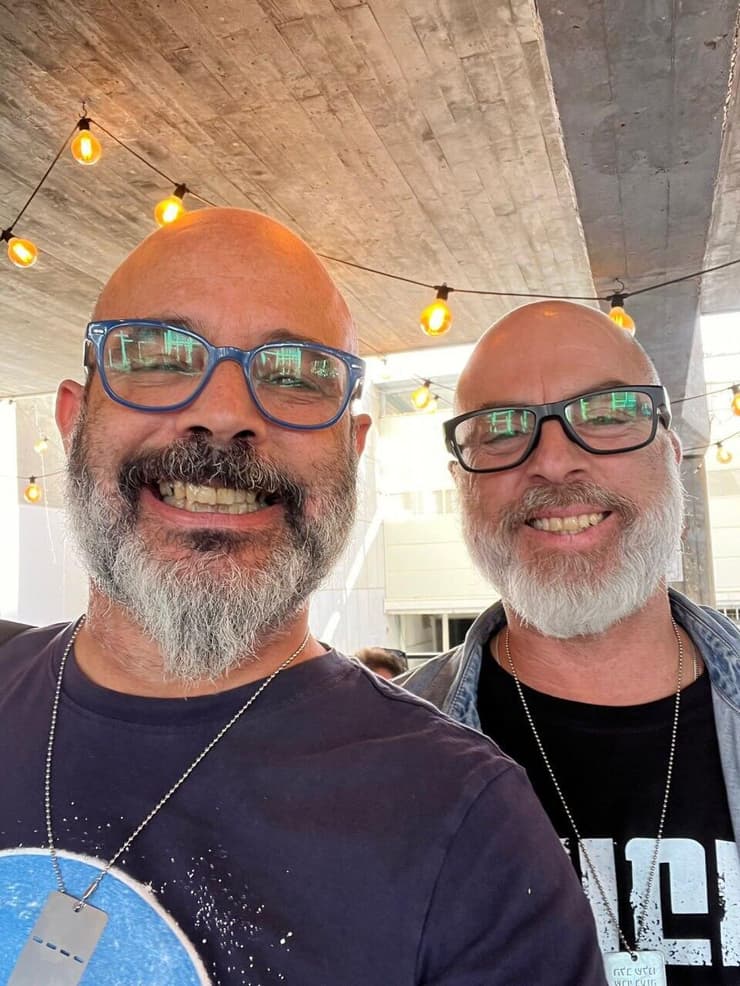 אביגדורי (משמאל) עם שי ונקרט, אביו של שורד השבי עומר ונקרט. "חוט הסולידריות בינינו הוא בלתי ניתן להתרה" חן אביגדורי ושי ונקרט