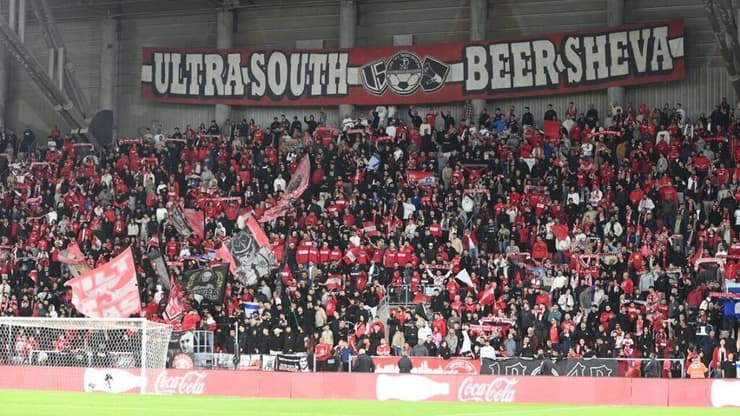 אוהדי הפועל באר-שבע (צילום: הרצל יוסף) אוהדי הפועל באר-שבע
