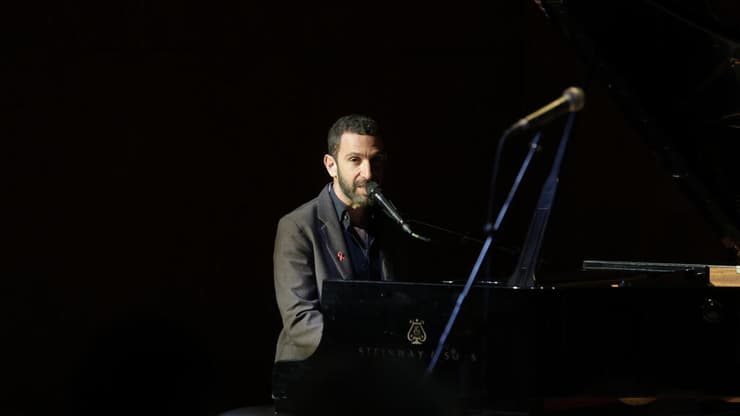 חבר טוב, שותף מוזיקלי לדרך. שלומי שבן (צילום: נמרוד גליקמן) שלומי שבן שר לקורין אלאל