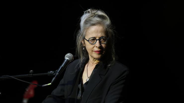 רותי אלאל סופדת לבת זוגה קורין אלאל (צילום: נמרוד גליקמן) רותי אלאל נפרדת מקורין אלאל