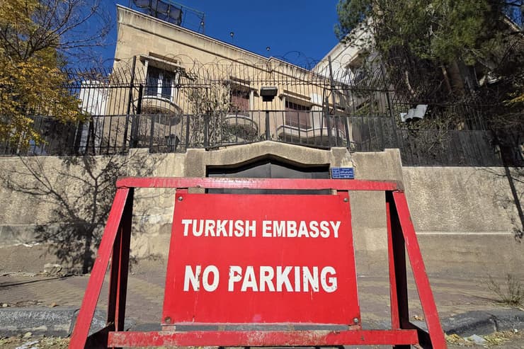 השגרירות הטורקית המוזנחת, אחרי שנים שבהן לא אוישה, בבירה הסורית (צילום: Bakr ALKASEM / AFP) סוריה שגרירות טורקיה ב דמשק נפתחה מחדש