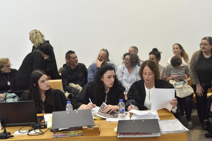 הארכת מעצרם של זורקי הנורים לביתו של ראש הממשלה במחוזי חיפה (צילום: שרון צור) הארכת מעצרם של זורקי הנורים לביתו של ראש הממשלה במחוזי חיפה