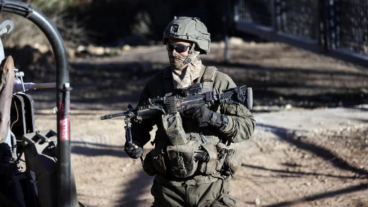 בצבא עדיין מנסים לשתף פעולה עם תושבים שחיים מול ישראל. לוחם צה"ל בסוריה (צילום: REUTERS/Jamal Awad) כוחות צה"ל בגבול סוריה