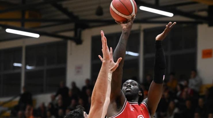 ג׳ונתן מוטלי זורק (ראובן שוורץ) ג׳ונתן מוטלי זורק