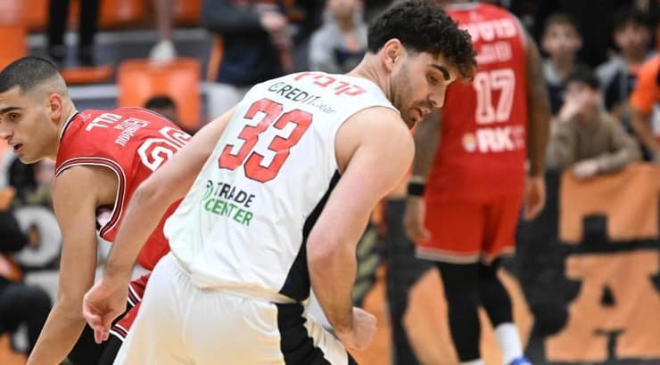 יאיר קרביץ עם הכדור (ראובן שוורץ) יאיר קרביץ עם הכדור