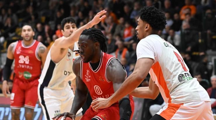 ג׳ונתן מוטלי עם הכדור (ראובן שוורץ) ג׳ונתן מוטלי עם הכדור