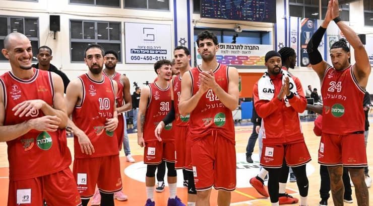 שחקני הפועל תל אביב חוגגים (ראובן שוורץ) שחקני הפועל תל אביב חוגגים