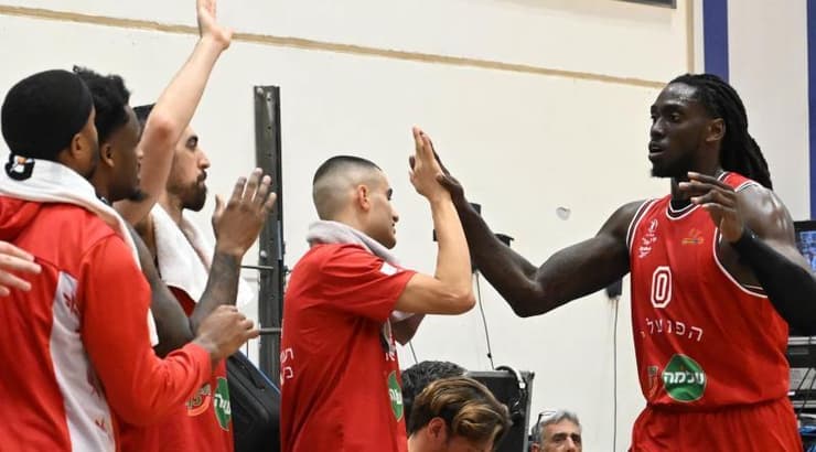 ג׳ונתן מוטלי חוגג עם שחקני הפועל תל אביב (ראובן שוורץ) ג׳ונתן מוטלי חוגג עם שחקני הפועל תל אביב