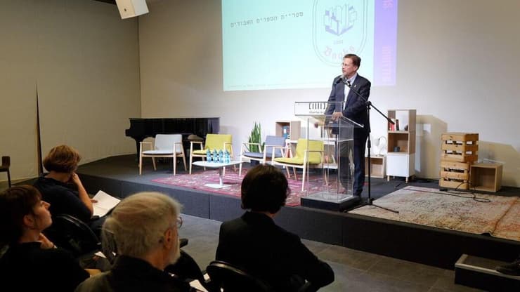 שגריר גרמניה בישראל, שטפן זייברט, באירוע השקת תערוכת "ספריית הספרים האבודים" בבית אריאלה (צילום: אריה דה האז) שגריר גרמניה בישראל, שטפן זייברט, באירוע השקת תערוכת "ספריית הספרים האבודים" בבית אריאלה