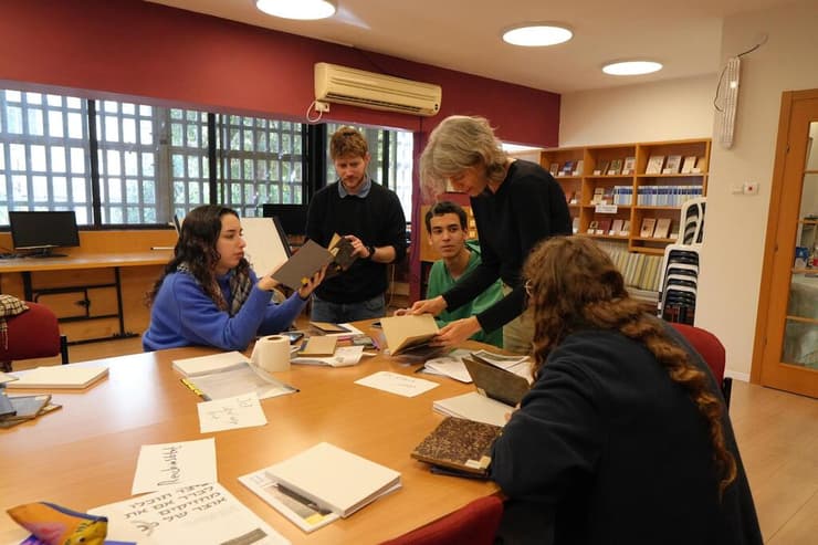 תלמידי התיכון הישראלי למדעים ולאמנויות משתתפים במבצע החיפוש (צילום: אריה דה האז) תלמידי התיכון ביום החיפוש