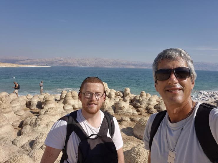 אסף ומשה - שומרים את המיקום המדויק לעצמם (צילום: אסף קמר) חוף הקרמבואים