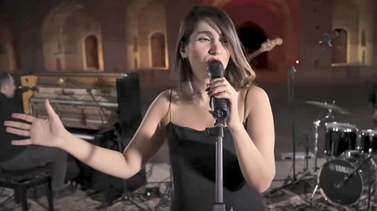 אחמדי בהופעת היוטיוב. "רק רוצה לשיר לארץ שאני כל כך אוהבת" איראן פרסטו אחמדי זמרת בת 27 הופיעה בלי חיג'אב נעצרה
