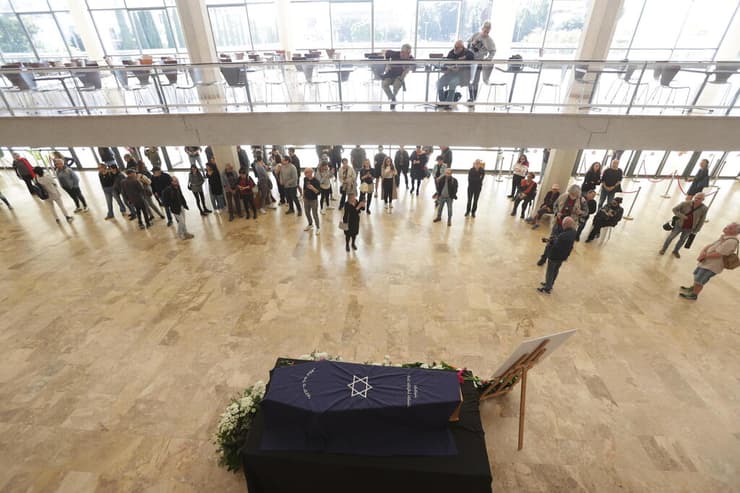 ארונה של קורין אלאל (צילום: נמרוד גליקמן) ארונה של קורין אלאל