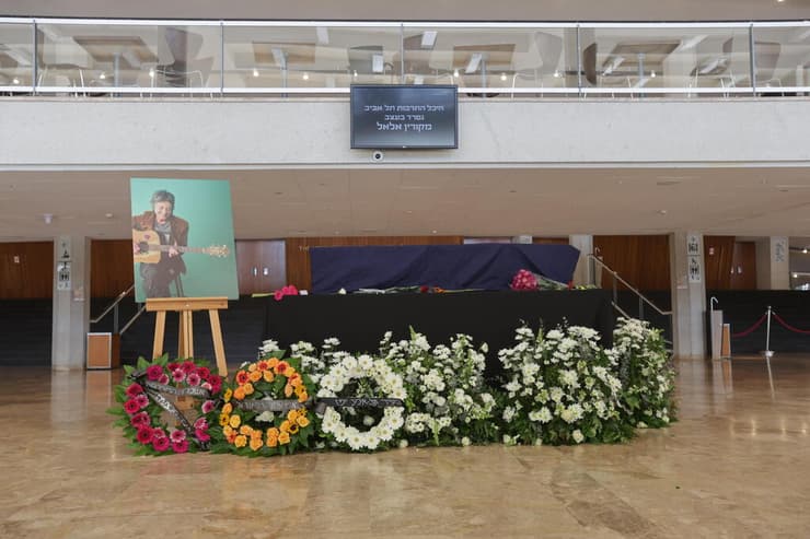 ארונה של קורין אלאל (צילום: נמרוד גליקמן) ארונה של קורין אלאל