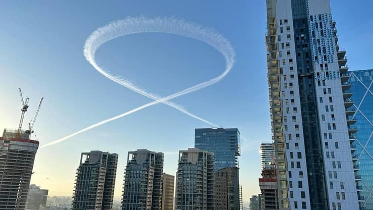 מעל שמי הקריה (צילום: דני שדה) מחווה לחטופים בשמי ישראל שבוצעה על ידי טייס