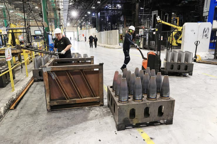 קו ייצור של אלביט מערכות. נהנית מהמצב (צילום: אלעד גרשגורן) קו ייצור של אלביט מערכות