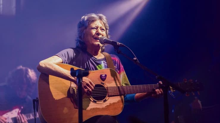 קורין אלאל ז"ל, בהופעה האחרונה בבארבי (צילום: אלון לוין) קורין אלאל ז"ל, בהופעה האחרונה בבארבי