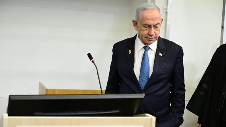 רה"מ בנימין נתניהו נכנס לאולם הדיונים על מנת לתת עדות בתיקי אלפים