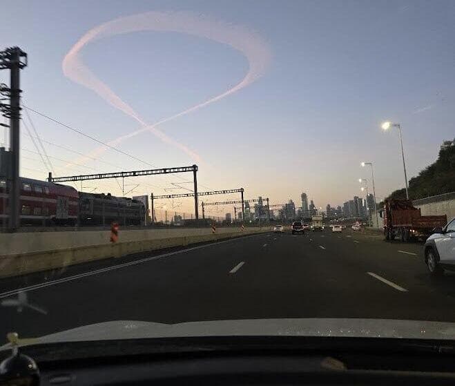 מחווה לחטופים בשמי ישראל שבוצעה על ידי טייס