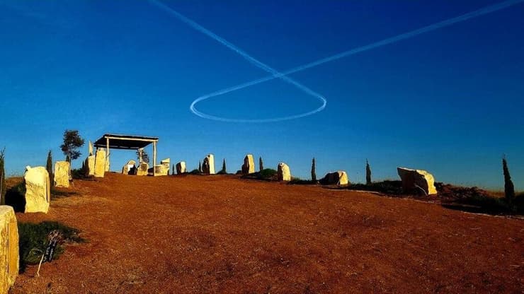 צילום: רפי בביאן סמל החטופים מעל גבעת התצפיתניות בגבול רצועת עזה