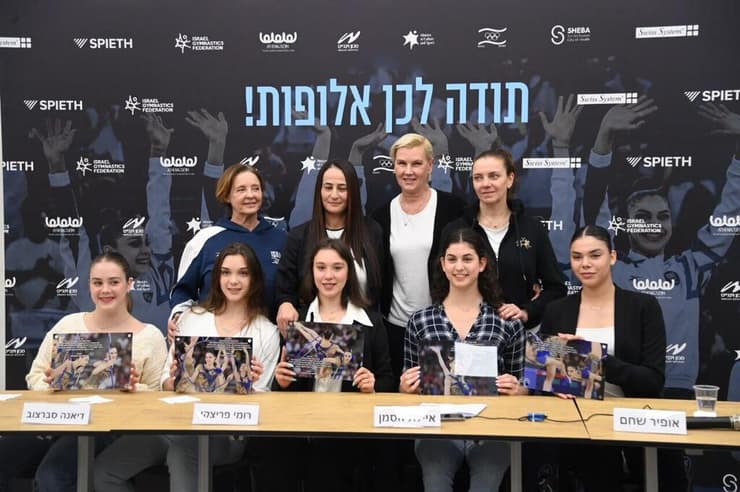 נבחרת ההתעמלות האמנותית עם צוות האימון איילת זוסמן, אלה סמופלוב, נטשה סטיפנובה ונטשה אסמולוב (צילום: יאיר שגיא) נבחרת ההתעמלות האמנותית עם צוות האימון איילת זוסמן, אלה סמופלוב, נטשה סטיפנובה ונטשה אסמולוב