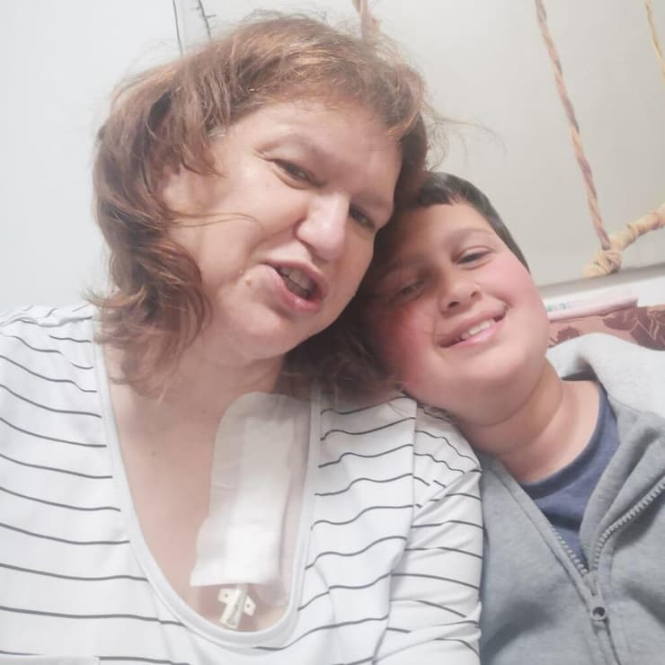 אלון רבינוביץ עם אמו ז"ל כשקיבלו כימותרפיה יחד