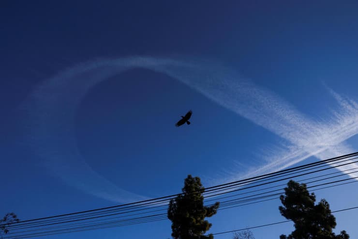 המחווה לחטופים (צילום: REUTERS/Ronen Zvulun) מחווה לחטופים בשמי ישראל שבוצעה על ידי טייס
