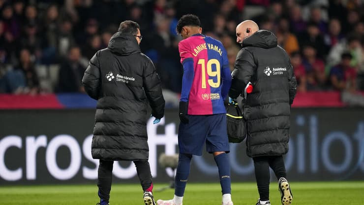 ימאל יורד מהמגרש אתמול (צילום: Alex Caparros/Getty Images) לאמין ימאל