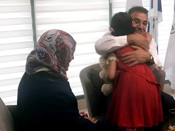 פרופ' סלמאן זרקא עם הילדה נור מסוריה שהגיעה עם סוכרת קשה