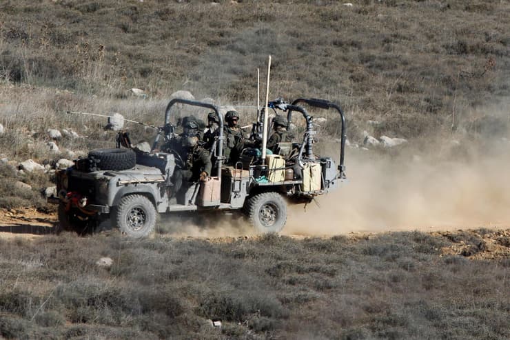 כוחות צה"ל בכלי רכב צבאי בסוריה, ליד הגבול עם ישראל (צילום: Shir Torem / רויטרס) כוחות צה"ל סוריה, ליד גבול ישראל