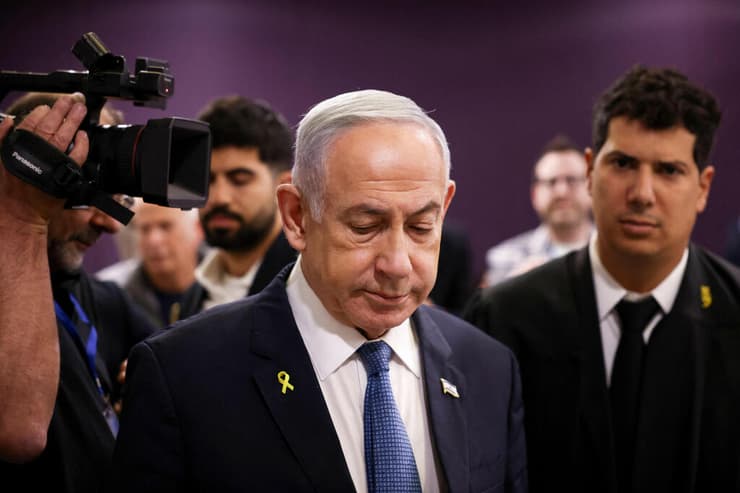 ראש הממשלה בנימין נתניהו ( צילום: Stoyan Nenov / POOL / AFP) רה"מ בנימין נתניהו נכנס לאולם הדיונים על מנת לתת עדות תיקי אלפים